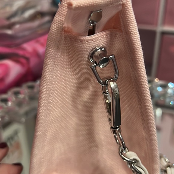 💗🩷💗🩷Dior Soft Pink Beauty Bag with Silver/White Chain Attached - Picture 6 of 15